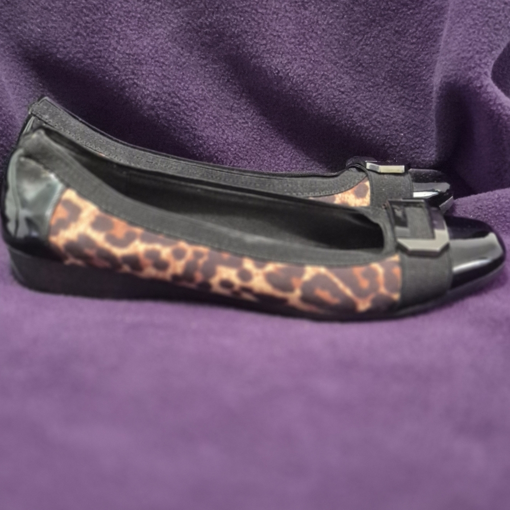 16-KK Anne Klein 7.5 Leopard Print & Black Flats women's slip-ons comfort shoes - Picture 3 of 10